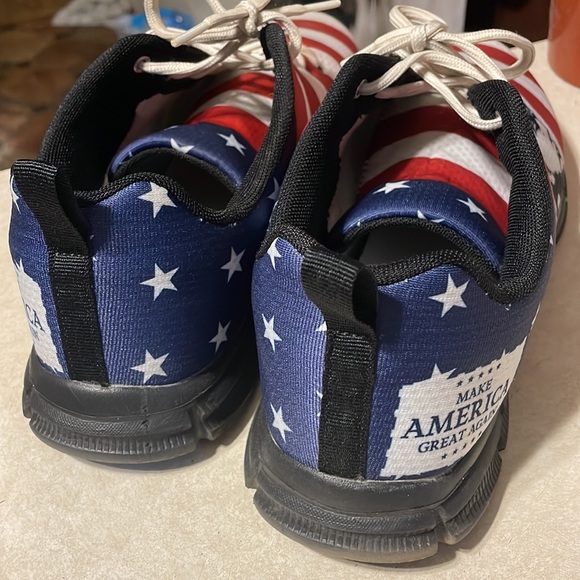 Size 13 trump tennis shoes. No real wear don’t fit any more had to go to a 14 - Picture 3 of 9